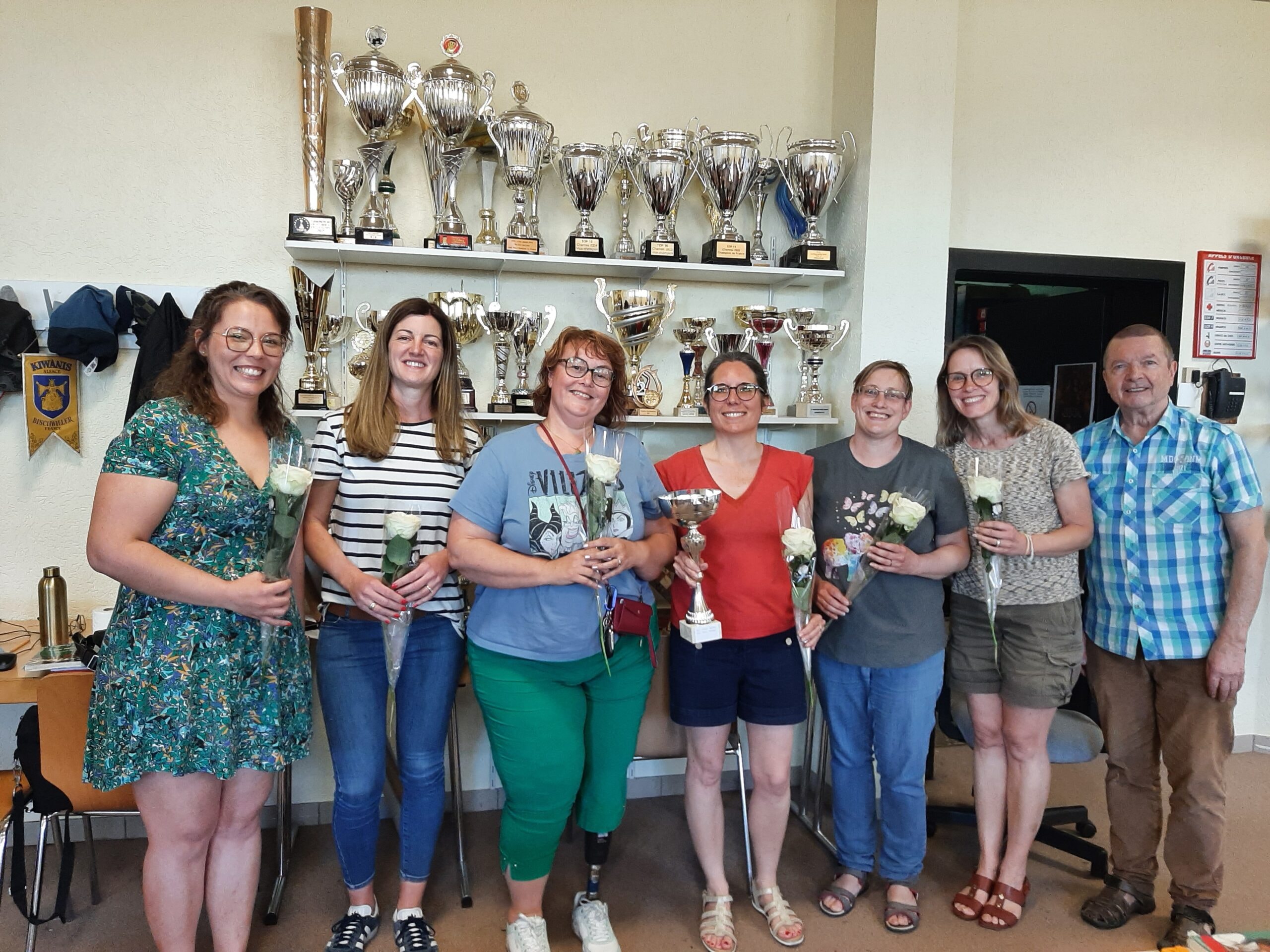 Les joueuses du club célèbrent un titre avec leurs trophées